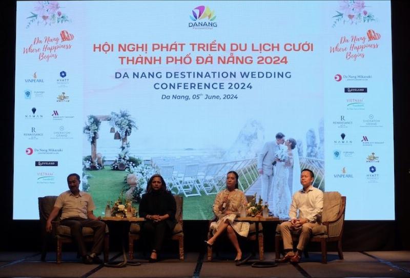Hình ảnh một gia đình hoặc cặp đôi đang du lịch vui vẻ tại một điểm đến đẹp ở Miền Trung, thể hiện sự an tâm và hạnh phúc.