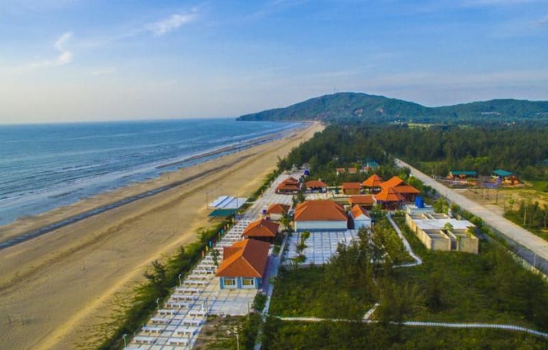 Hình ảnh bãi biển Cửa Lò đông đúc hoặc yên bình, thể hiện vẻ đẹp của du lịch biển Nghệ An.