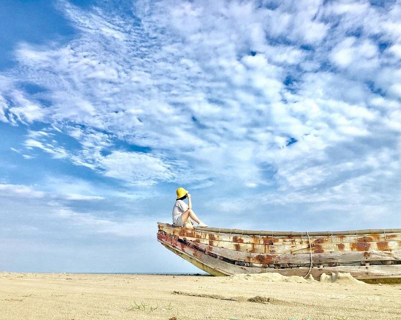 Toàn cảnh bãi biển Trà Cổ dài và vắng vẻ với hàng phi lao và sóng biển nhẹ