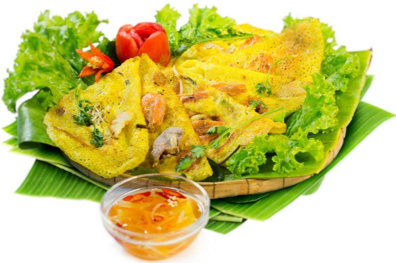 Đĩa bánh xèo tôm nhảy nóng hổi, giòn tan, minh họa món đặc sản nổi tiếng của vùng Bình Định thuộc miền nào.