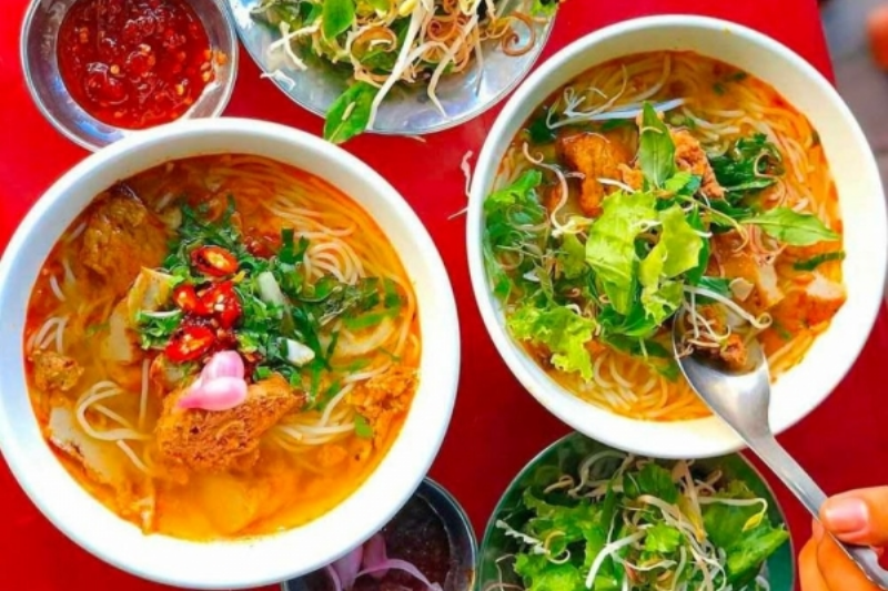 Tô bún chả cá Quy Nhơn hấp dẫn với màu sắc bắt mắt, giới thiệu ẩm thực đặc trưng của Bình Định thuộc miền nào.