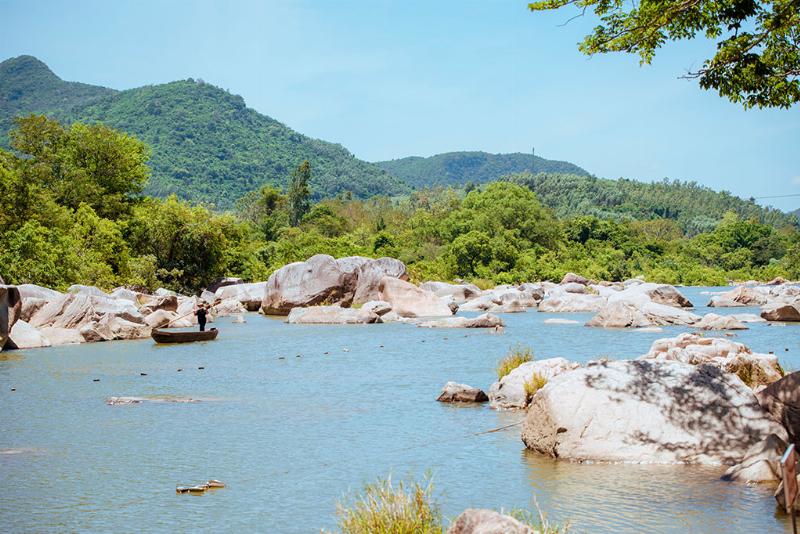 Khung cảnh Hầm Hô với con thuyền nhỏ trên sông, minh họa vẻ đẹp sinh thái núi rừng của Bình Định thuộc miền nào.