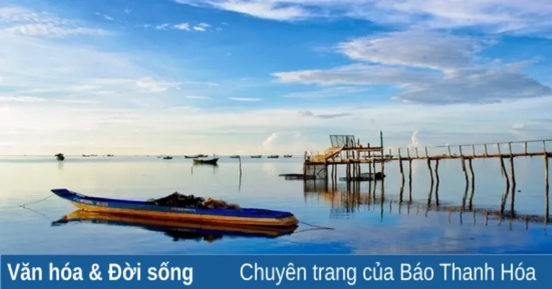 Khung cảnh làng chài Bãi Xép bình yên với thuyền thúng và cuộc sống ngư dân, thể hiện nét văn hóa biển mộc mạc của Bình Định thuộc miền nào.