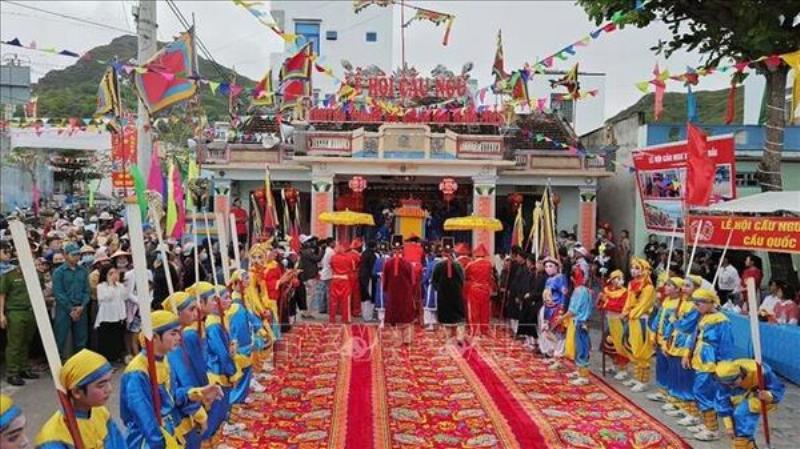 Lễ hội Cầu Ngư ở một làng chài Bình Định, minh họa văn hóa biển đặc trưng của người dân sống ở vùng Bình Định thuộc miền nào.