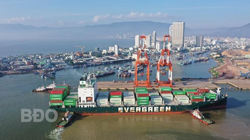 Bên ngoài hoặc bên trong khu vực hiện đại của Sân bay Phù Cát, thể hiện sự phát triển hạ tầng giao thông của Bình Định thuộc miền nào.