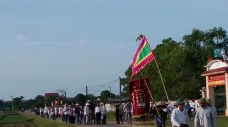 Một người giữ chặt túi xách khi di chuyển trong không gian hơi đông đúc tại Chung cư Tôn Thất Đạm