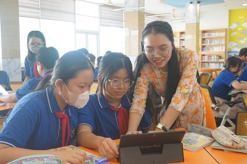 Học sinh Trường Tiểu học Lê Đức Thọ tham gia giờ học tương tác trên lớp với giáo viên