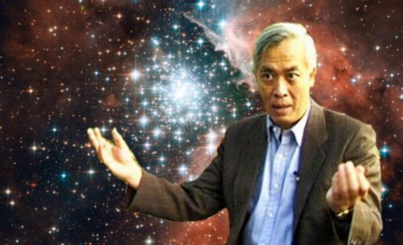 Hình ảnh một người trông có vẻ như chuyên gia tư vấn (có thể là nhà nghiên cứu văn hóa) đang giải thích về ngày tam nương