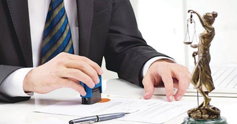 Hình ảnh luật sư hoặc chuyên gia pháp lý đang tư vấn khách hàng về vấn đề đất đai.