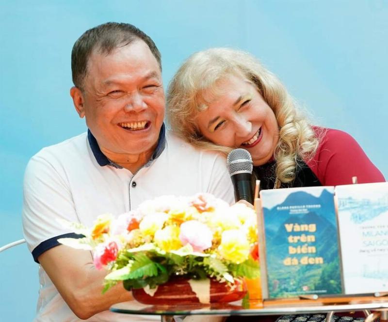 Hình ảnh chân dung chuyên gia phong thủy An Nhiên đang mỉm cười hiền hậu, hoặc đang ngồi trong một không gian làm việc ấm cúng với nhiều vật phẩm phong thủy nhỏ.