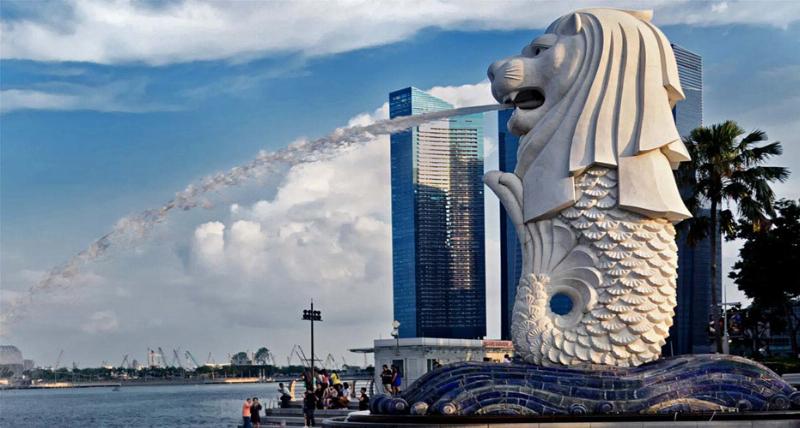 Hình ảnh minh họa biểu tượng pháp lý (ví dụ: cán cân công lý, con dấu) đặt cạnh biểu tượng tòa nhà hoặc khu đất, thể hiện vai trò của công chứng trong việc hỗ trợ và đảm bảo an toàn pháp lý cho các dự án đầu tư, đặc biệt liên quan đến bất động sản.