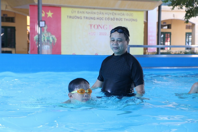 Buổi họp phụ huynh tại sân trường hoặc nhà đa năng của Trường Tiểu học Lê Đức Thọ