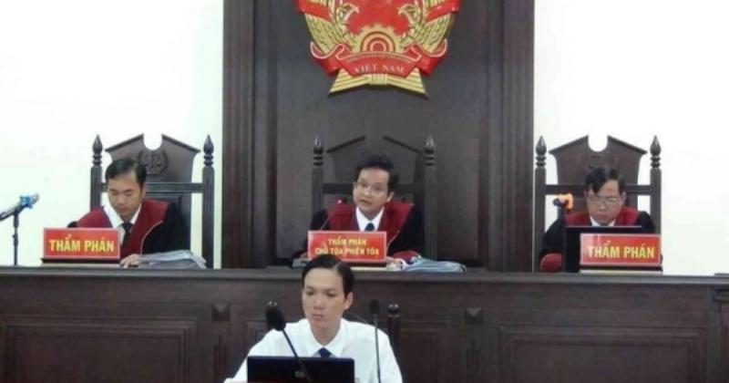 Hình ảnh mọi người đang xem một bảng thông báo lớn niêm yết phương án bồi thường tại trụ sở UBND xã hoặc nơi công cộng.