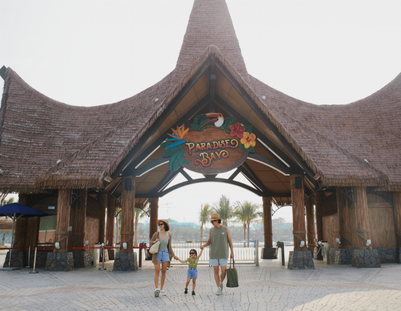 Canh quay rong cong vien nuoc The Bay Kingdom tai Vinhomes Ocean Park 3 voi be tao song duong truot nuoc va khu tre em
