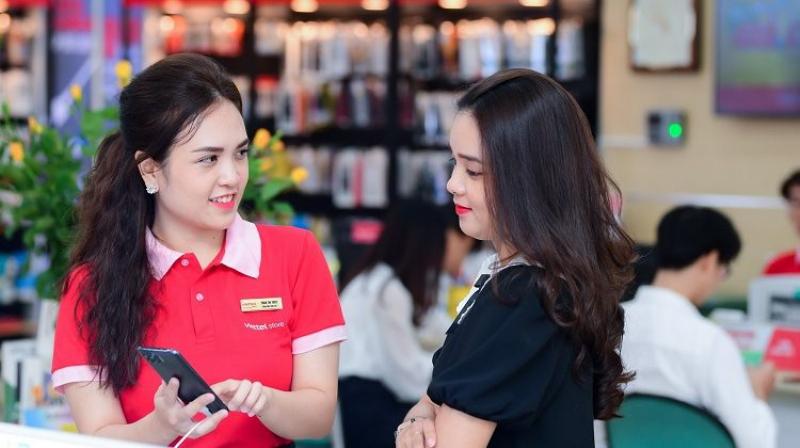 Điện thoại hiển thị màn hình soạn tin nhắn với cú pháp UT gửi 9118