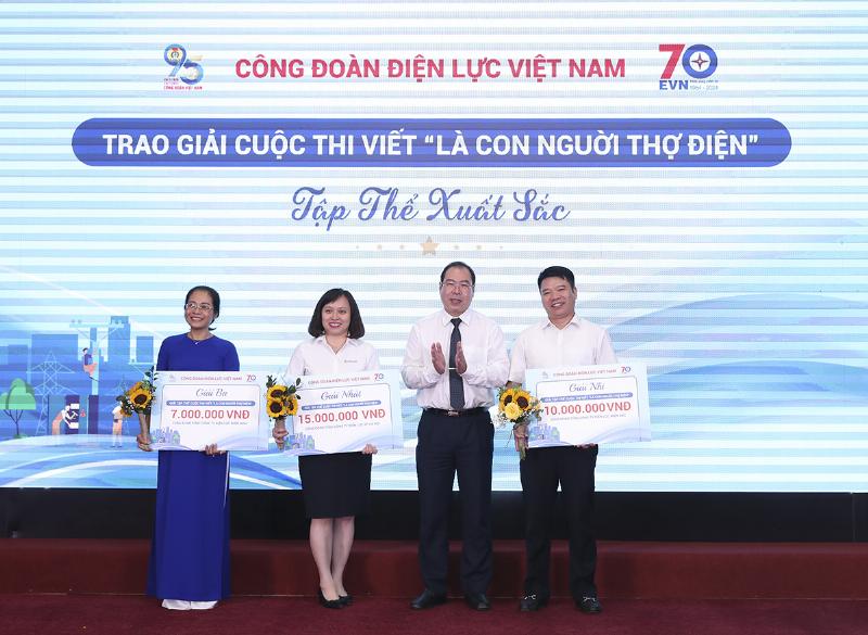 Hình ảnh lễ trao giải hoặc trưng bày các bức tranh xuất sắc tại một cuộc thi vẽ tranh tiết kiệm điện, có người tham gia và ban tổ chức