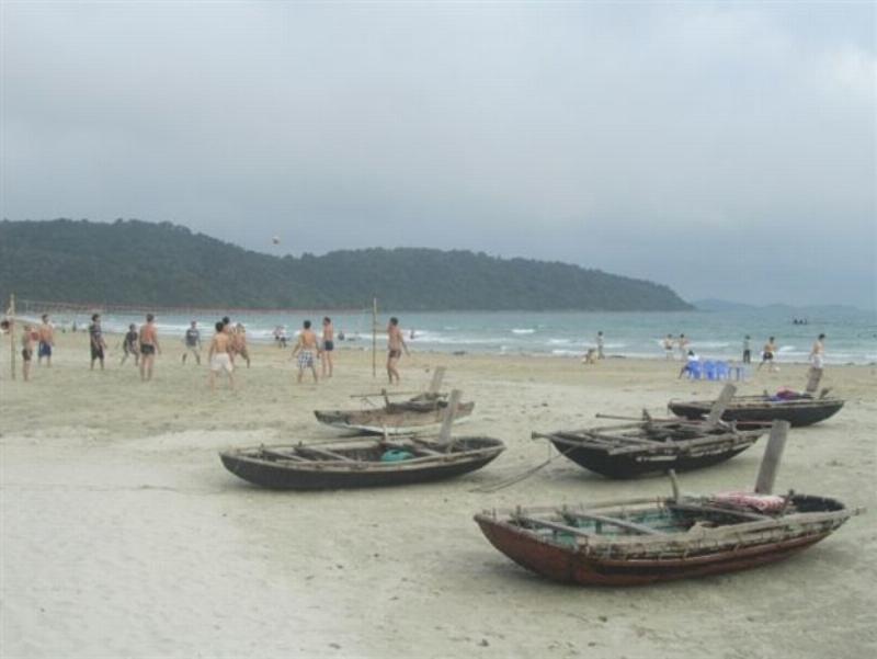 Bãi biển Cô Tô với cát trắng, nước trong xanh và thuyền nhỏ đậu trên bờ
