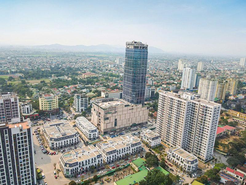 Dãy nhà phố hiện đại và sầm uất tại Khu Dân Cư Hồng Loan, thể hiện tiềm năng kinh doanh và đầu tư