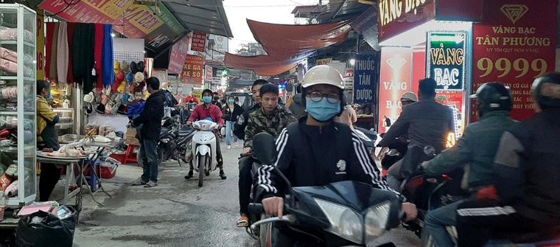 Một khu dịch vụ giải trí nhỏ (quán cà phê, ăn uống) gần khu công nghiệp Đình Trám nhộn nhịp vào buổi tối