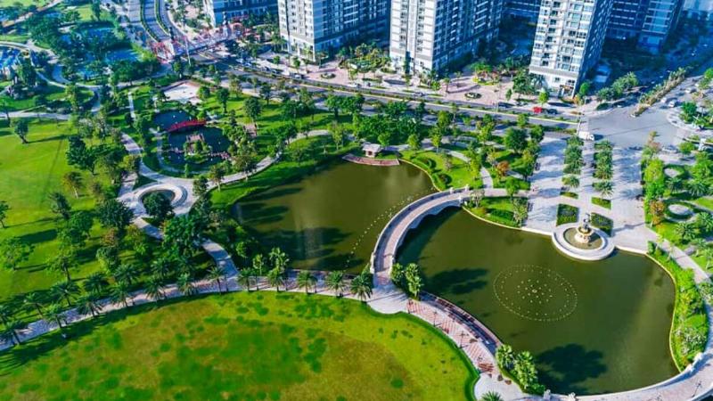 Hình ảnh một sân bóng đá hoặc một công viên nhỏ được chụp từ trên cao.