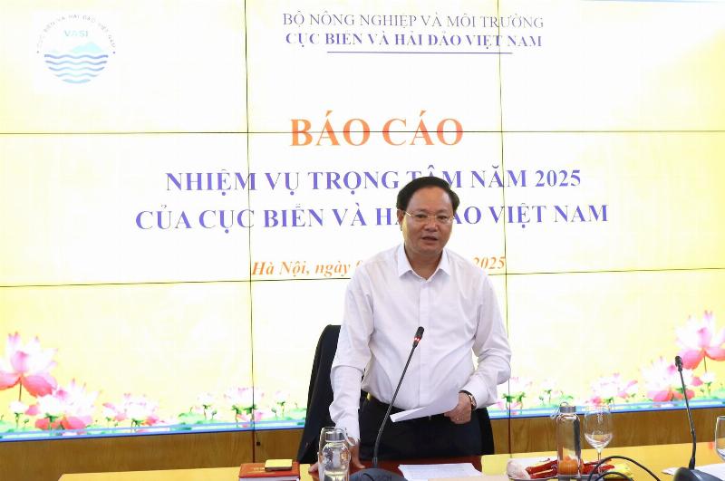 Hình ảnh nhân viên kỹ thuật đang đo đạc trên một khu đất hoặc bản đồ, hoặc một cuộc họp bàn về bản đồ quy hoạch dự án.