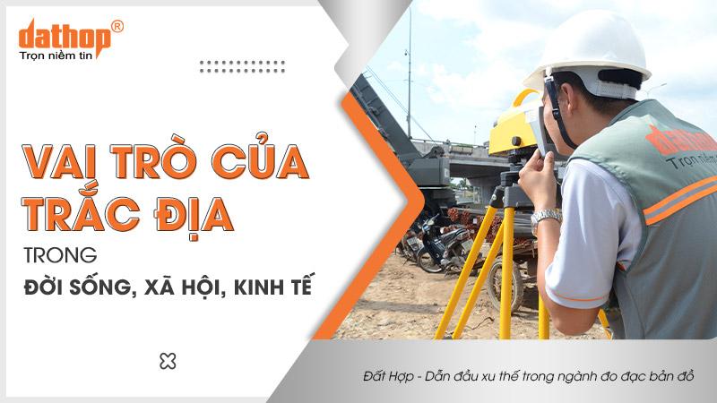 Hình ảnh các kỹ sư trắc địa đang sử dụng thiết bị (máy toàn đạc hoặc GPS chuyên dụng) để đo đạc diện tích một khu đất lớn