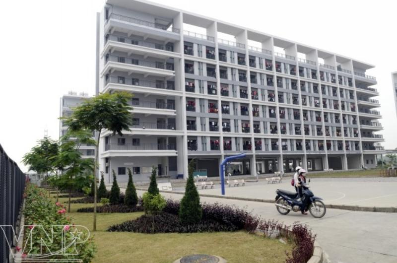 Hình ảnh một nhà máy hiện đại đang hoạt động trong khu công nghiệp Đình Trám