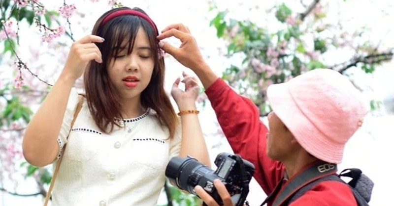 Người dân Long Biên bất ngờ gặp mưa và vội vã tìm chỗ trú hoặc mở ô