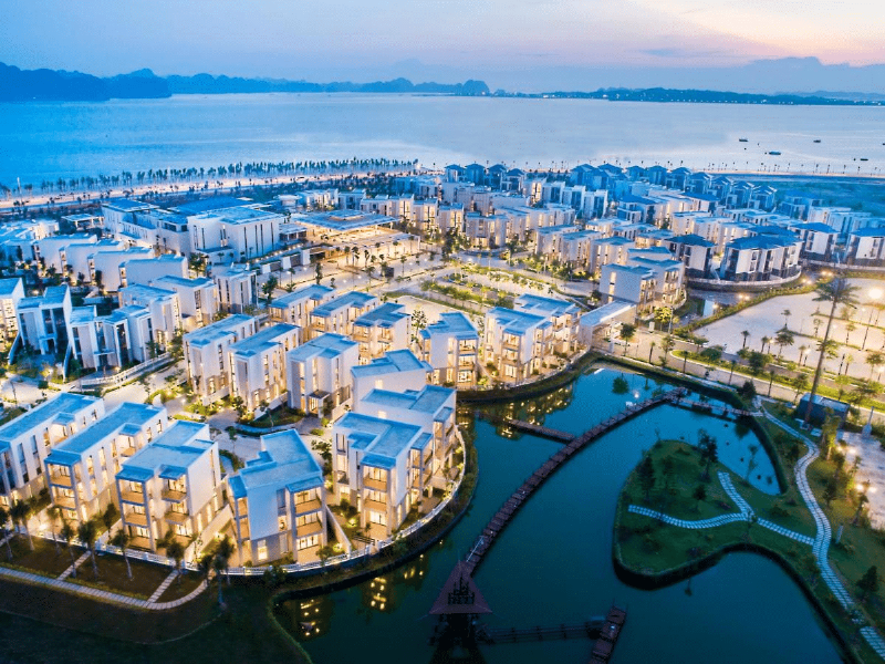 Hình ảnh phối cảnh hoặc thực tế một dự án khu nghỉ dưỡng quy mô lớn ven biển ở Vân Đồn