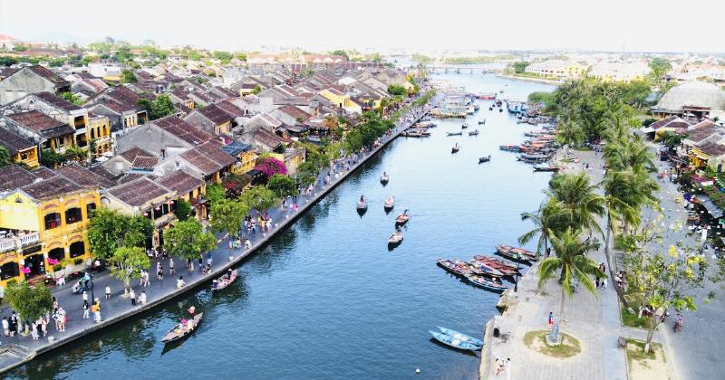 Một cảnh đẹp tại miền Trung Việt Nam (ví dụ: bãi biển Đà Nẵng hoặc phố cổ Hội An) vào một ngày nắng đẹp