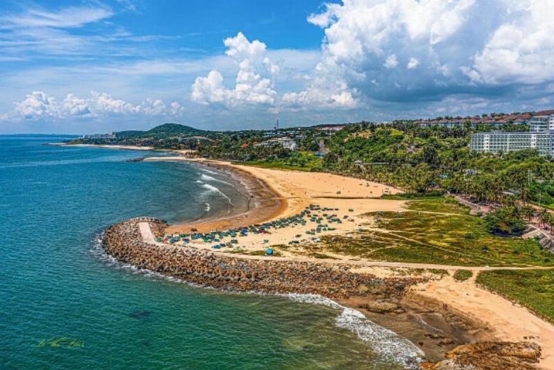 Hình ảnh collage minh họa các loại hình du lịch đa dạng ở Nghệ An (biển, núi, lịch sử).