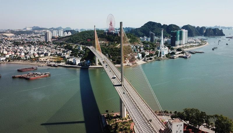 Một đoạn đường cao tốc hiện đại ở Quảng Ninh với cảnh quan hai bên đường hoặc cầu vượt