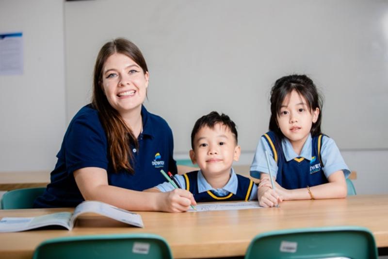 Hình ảnh minh họa việc ghi lại các số đo trên bản phác họa và vẽ đường chéo để chia tứ giác thành hai tam giác
