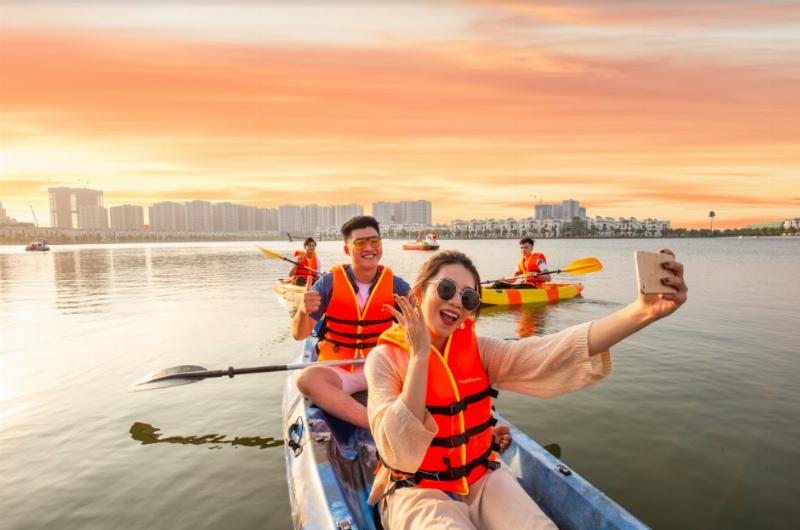 Hinh anh mot gia dinh dang vui choi tai khu vuc cong vien nuoc hoac bai cat tai Vinhomes Ocean Park 3