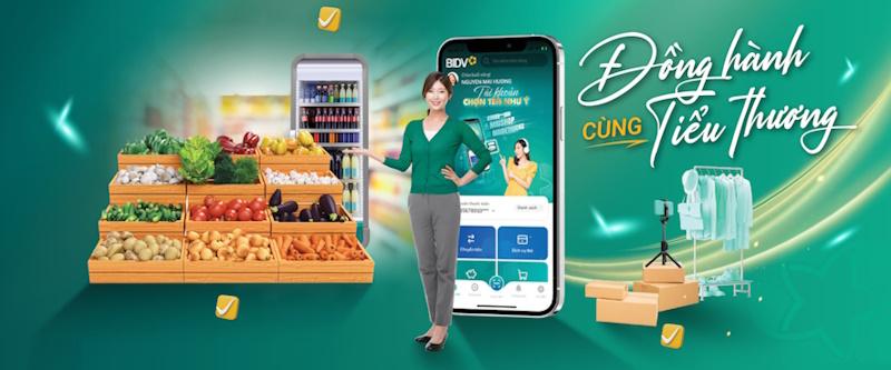 Người dùng đang sử dụng ứng dụng BIDV SmartBanking để thực hiện giao dịch ngoài giờ hành chính