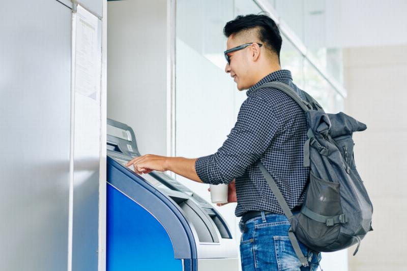 Khách hàng đang đợi hoặc được phục vụ tại BIDV vào một thời điểm không quá đông đúc