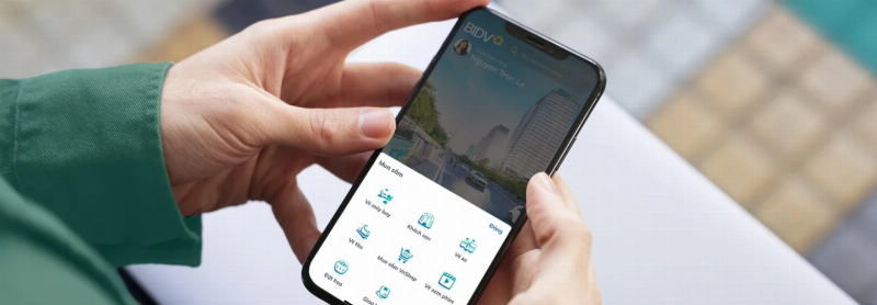 Người dùng đang sử dụng ứng dụng BIDV SmartBanking trên điện thoại