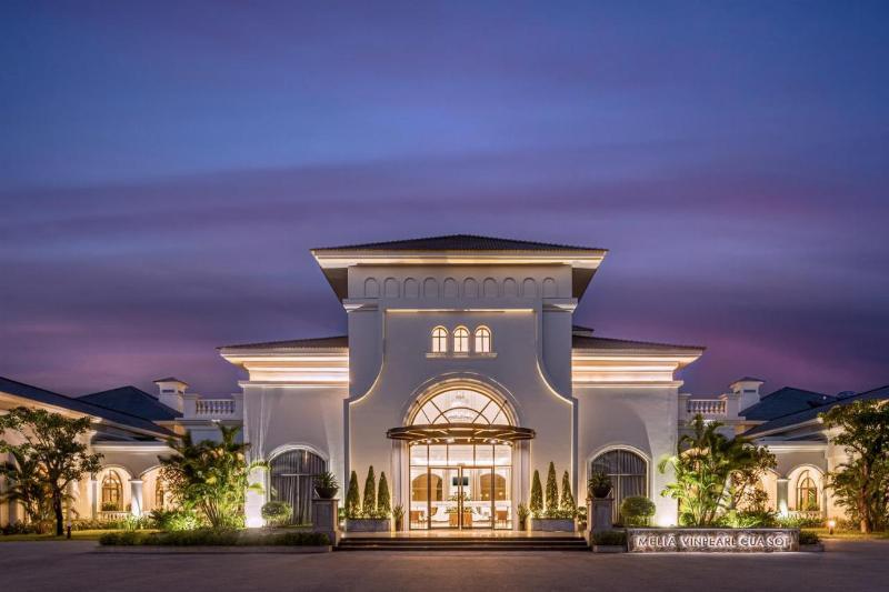 Hồ bơi vô cực tại Vinpearl Cửa Sót Hà Tĩnh với tầm nhìn hướng biển.