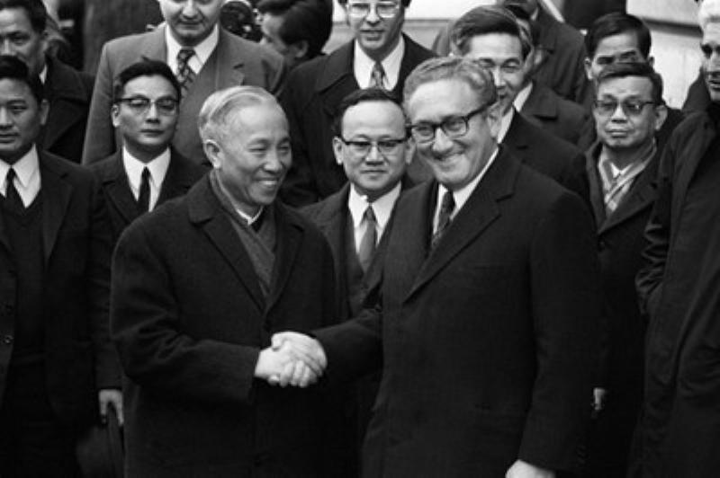 Học sinh Trường Tiểu học Lê Đức Thọ tham gia một trò chơi vận động ngoài trời