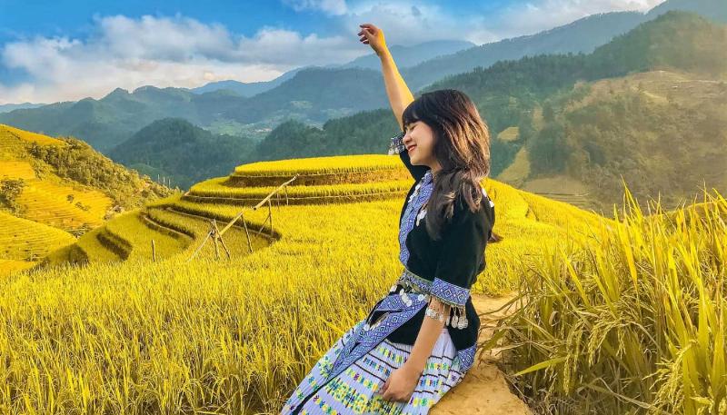 Du khách trẻ khỏe mạnh, năng động khám phá các điểm tham quan nổi tiếng của Sài Gòn với năng lượng tích cực