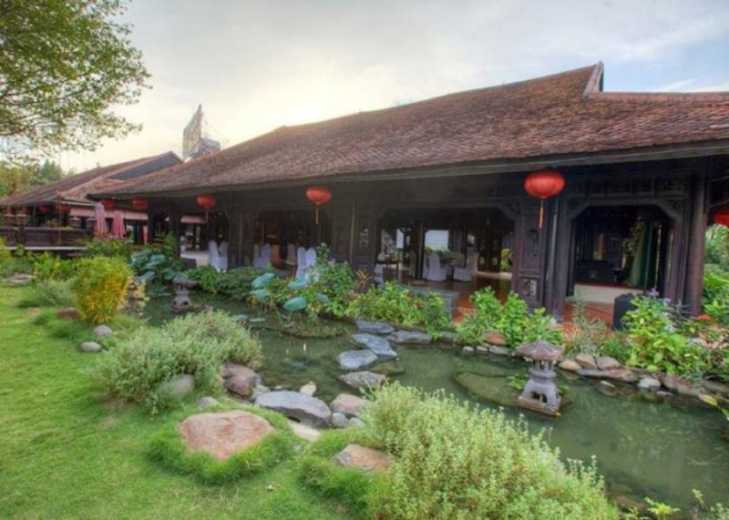 Góc chụp ảnh check-in đẹp tại khu du lịch Bến Xưa với kiến trúc nhà cổ và sân vườn
