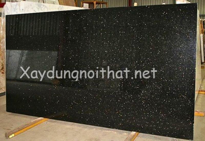 Biểu tượng kiếm sắc bén trên nền kim loại lấp lánh, thể hiện sự mạnh mẽ của Kiếm Phong Kim
