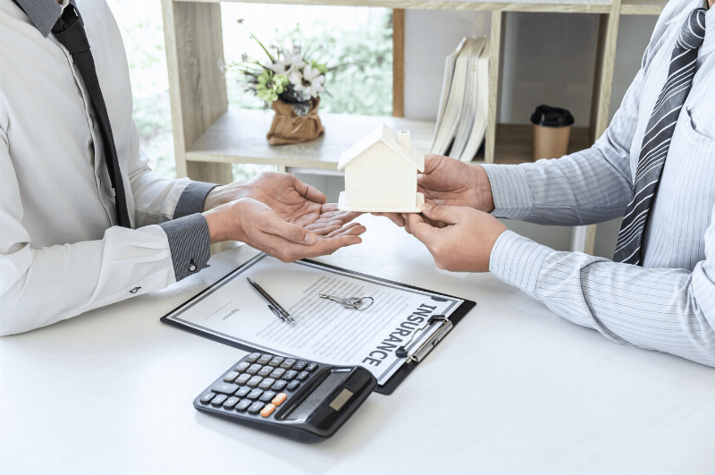 Các kinh nghiệm hữu ích khi vay tiền ngân hàng Vietcombank, bao gồm chuẩn bị hồ sơ, kiểm tra lịch sử tín dụng, lưu ý phí phạt.