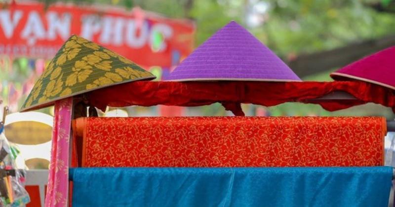 Hình ảnh một lễ hội đông vui tại làng lụa Vạn Phúc, Hà Đông, với người dân và du khách tham gia.