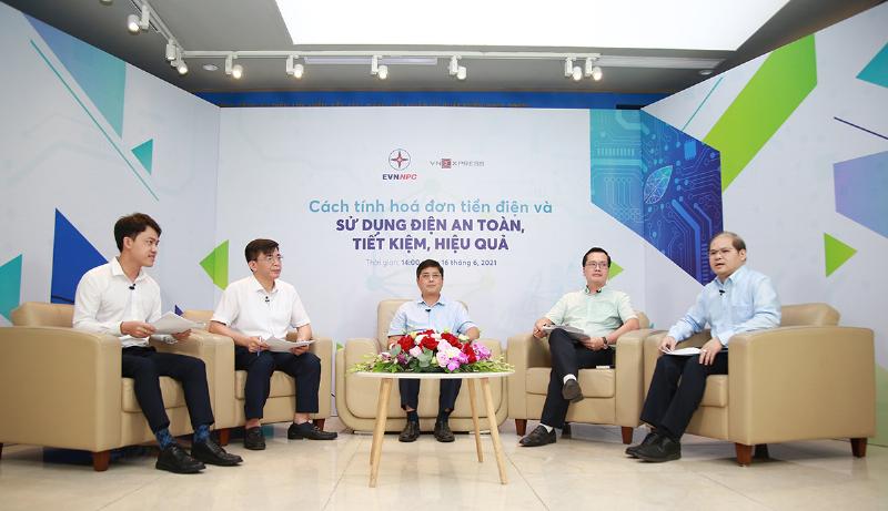 Một người (đại diện cho chuyên gia/người bạn đồng hành) đang đưa ra lời khuyên về việc thanh lý tủ lạnh cũ giá 1 triệu, đứng cạnh một chiếc tủ lạnh sạch sẽ, trong bối cảnh không gian sống gọn gàng