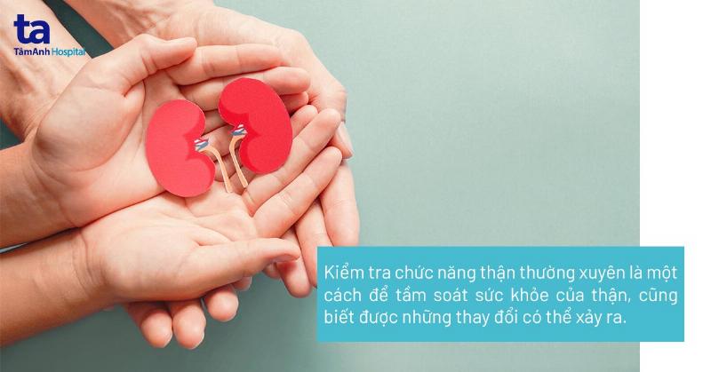 Hình ảnh du khách ăn uống cẩn thận, uống nước và vận động khi du lịch, minh họa giữ gìn sức khỏe khi đi xa.