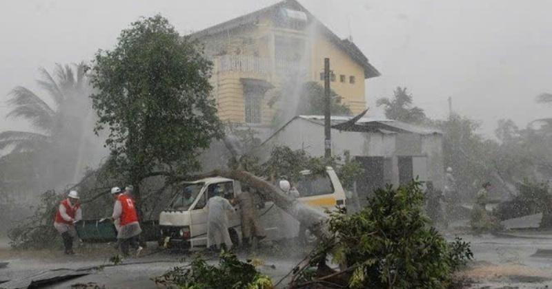 Biển báo nhỏ ghi thông tin về phí hoặc giờ hoạt động của thang máy tại Chung cư Tôn Thất Đạm