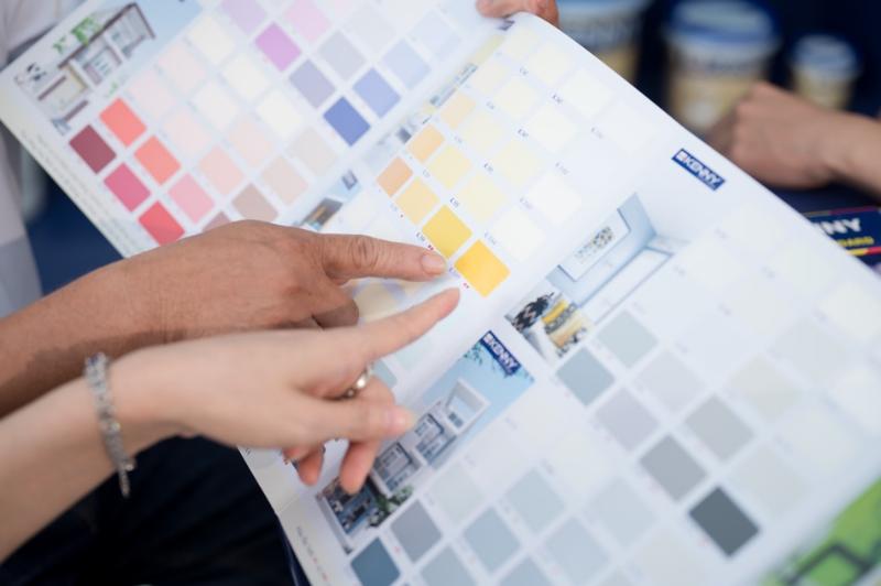 Nội thất phòng khách với tông màu trắng, xám và điểm nhấn vàng, nâu