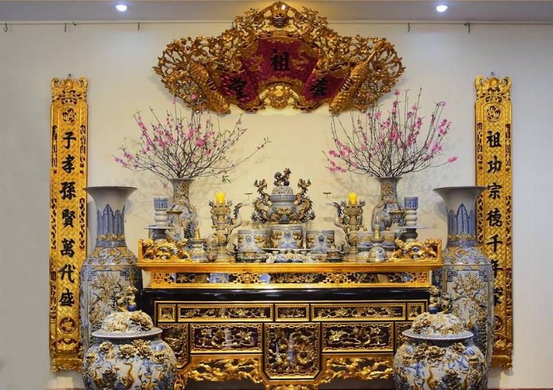 Hoa cúc trên bàn thờ là nét đẹp văn hóa truyền thống của người Việt