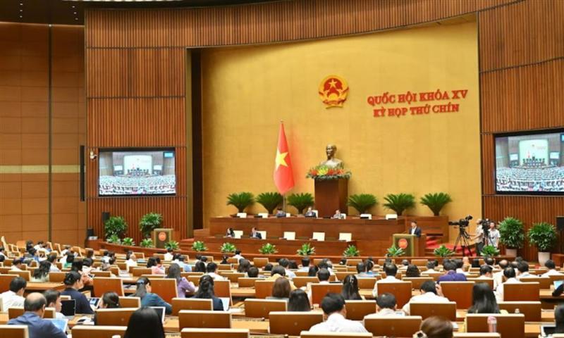 Hình ảnh minh họa cảnh người dân nộp hồ sơ tại trụ sở công an cấp xã, thể hiện sự tương tác giữa người dân và cán bộ công an